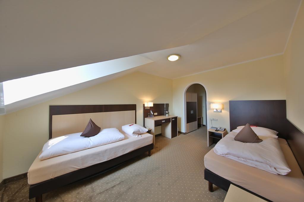 Hotel Bockmaier Oberpframmern Екстериор снимка