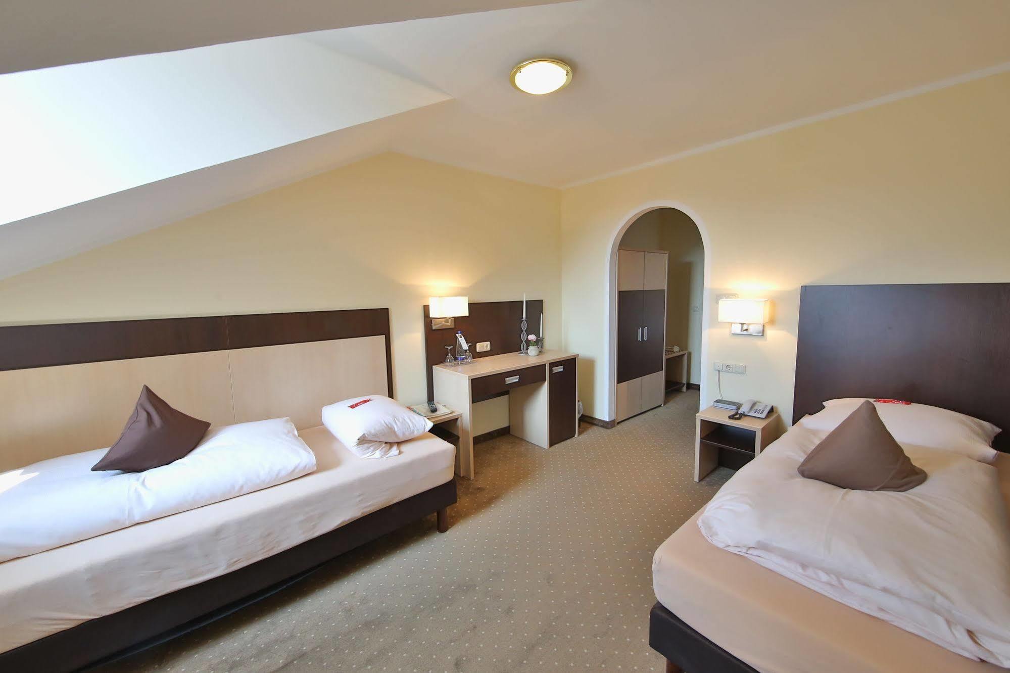 Hotel Bockmaier Oberpframmern Екстериор снимка