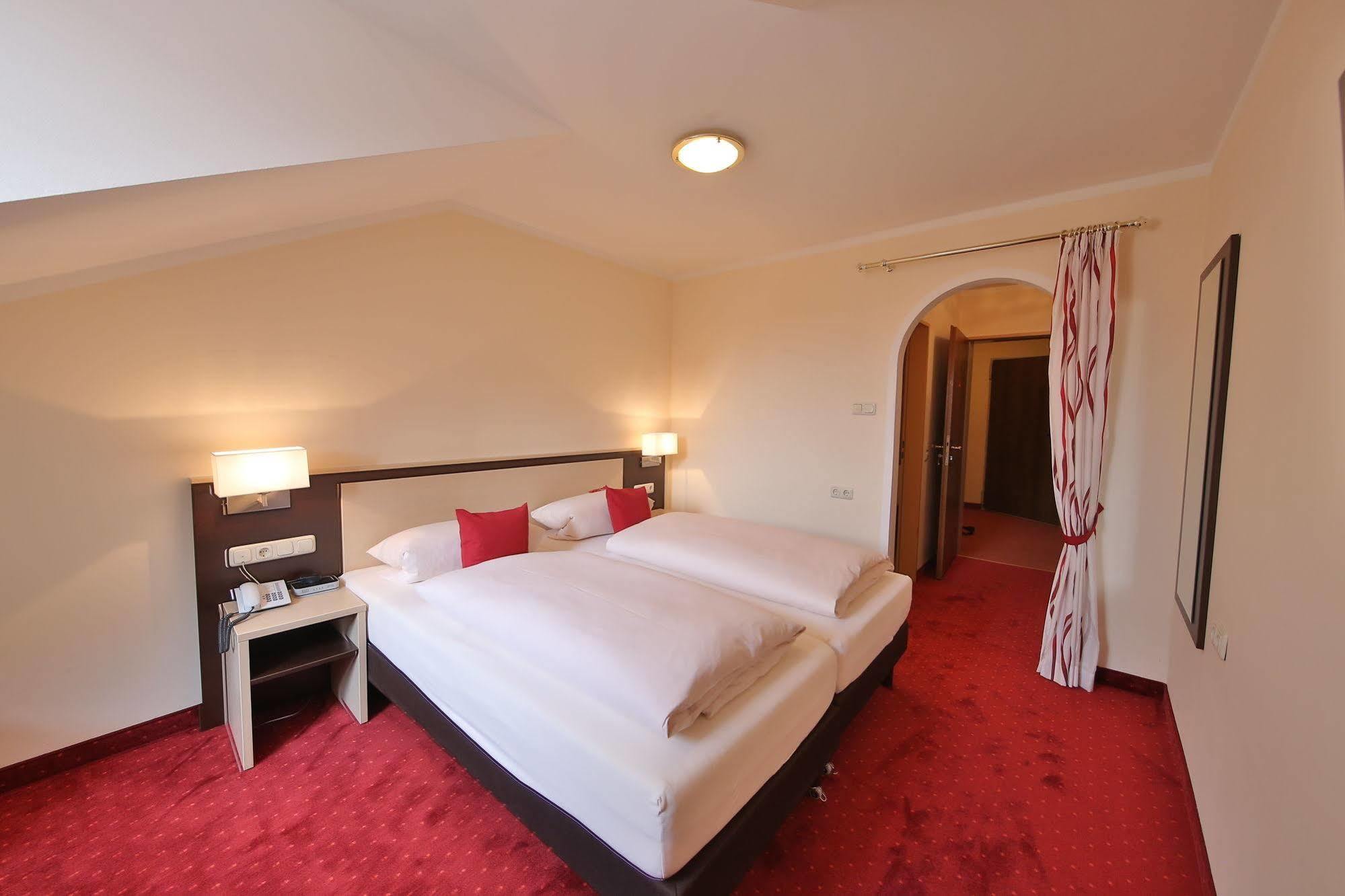 Hotel Bockmaier Oberpframmern Екстериор снимка