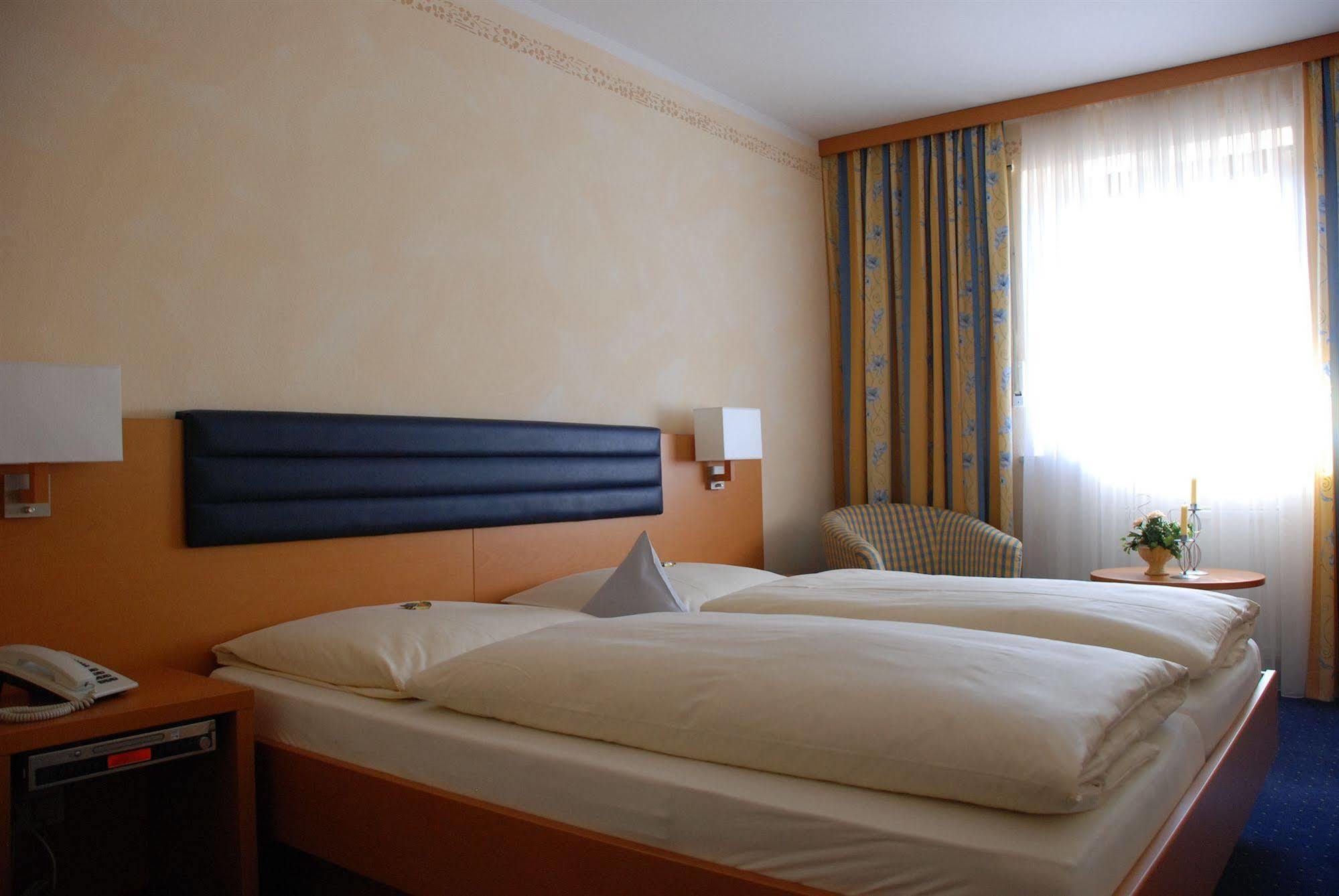 Hotel Bockmaier Oberpframmern Екстериор снимка