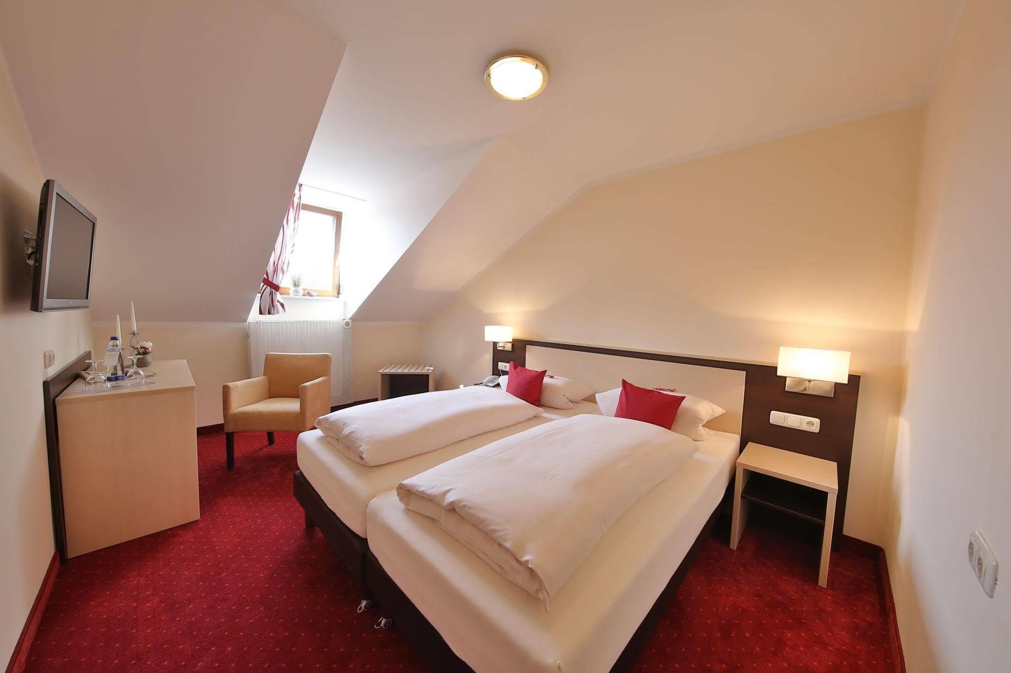 Hotel Bockmaier Oberpframmern Екстериор снимка