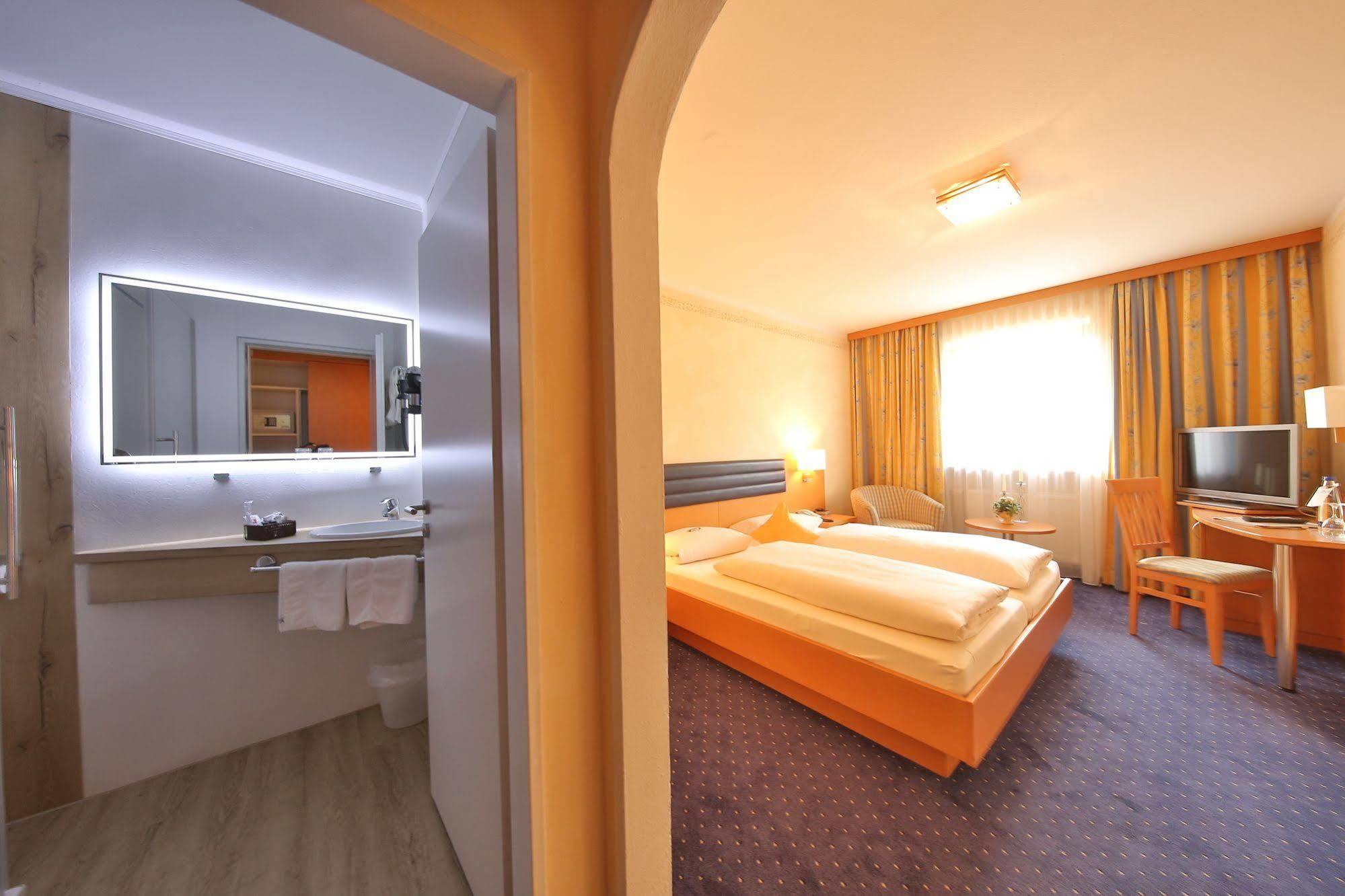 Hotel Bockmaier Oberpframmern Екстериор снимка