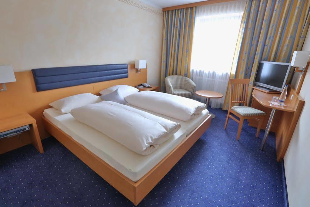 Hotel Bockmaier Oberpframmern Екстериор снимка